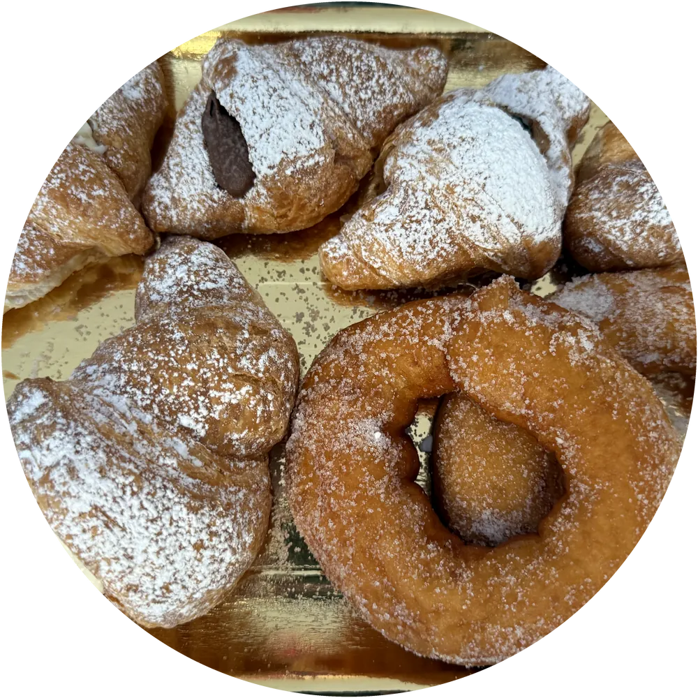 Vassoio di cornetti e graffe visto dall’alto